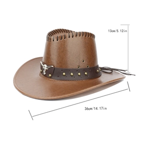 Détail d'un chapeau de cow-boy marron avec emblème tête de taureau et rivets décor
