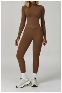 Détail d'un ensemble de yoga marron sans couture avec veste zippée et passe-pouces