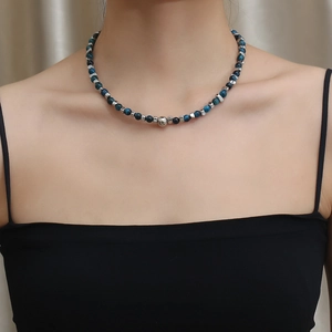 Collier en pierre naturelle bleue avec perles en acier titane porté par un modèle