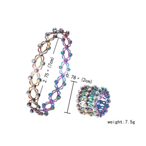 Regenbogen-Teleskopring und Armband-Detail mit Maßen für Erweiterung und Gewicht