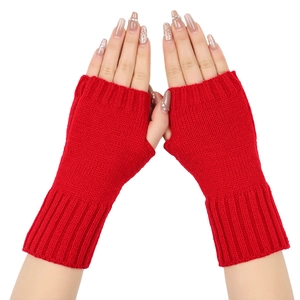 Detalle de guantes rojos de punto sin dedos con puños acanalados para el invierno