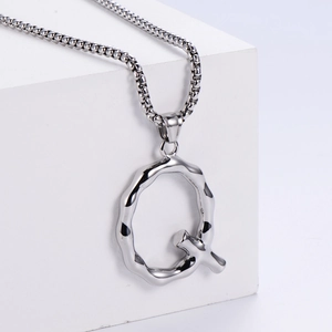 Gros plan du pendentif lettre Q en argent fondu avec texture fluide sur chaîne