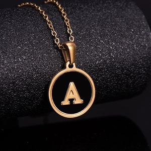Collier en acier inoxydable 18K doré avec pendentif rond émaillé noir lettre A