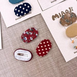 Set di tre mini fermagli per capelli in tessuto per bambini con motivi floreali e a pois