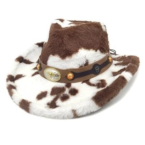 Dettaglio cappello da cowboy maculato con fascia in pelle e placca metallica a toro