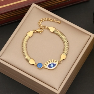 Bracelet serpent bohème en acier doré avec pendentif œil bleu dans un coffret cadeau