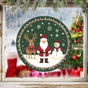 Gemütliche Fensterdeko mit Weihnachtsmann- und Rentier-Aufklebern auf Glas vor Schneeszene