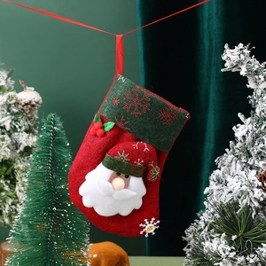 Detail eines Weihnachtsstrumpfes mit 3D-Weihnachtsmann und Schneeflockenmuster