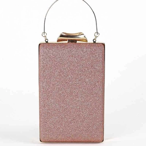 Detailweergave van de roségouden glitteravondtas met een elegante gouden metalen greep