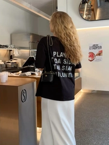 Damen T-Shirt in Schwarz mit Buchstabendruck und gesteppter Kettenumhängetasche