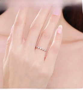 Dettaglio dell'elegante anello in argento S925 con cinque pietre di zirconia brillanti