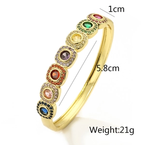 Dettaglio del bracciale dorato con pietre arcobaleno, diametro 5,8 cm e larghezza 1 cm