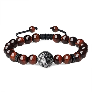 Detail van verstelbare tijgeroog armband met micro-geplaveide leeuwenkop in donker metaal