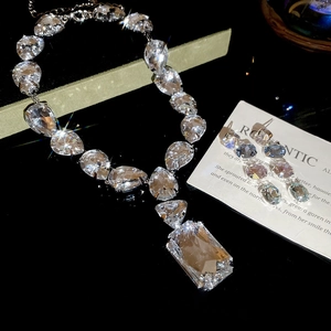 Makroaufnahme von Luxus Silber Perlenkette und Ohrringen Set mit Zirkonia Details