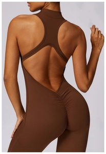 Body de yoga marron foncé avec dos nu, détail froncé et bretelles en T croisées