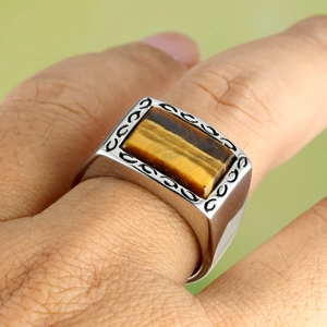 Bague vintage pour hommes en acier titane avec œil de tigre et gravures décoratives