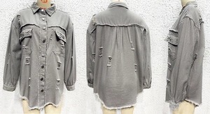Detailansicht der ausgefransten Kanten und destroyed-Look Löcher der Denim-Jacke für Damen