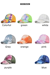 Display colori di cappellini da baseball tie-dye con rete traspirante e visiera curva