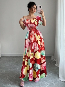 Détail de robe longue fleurie rouge avec taille haute élastique et manches bouffantes