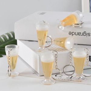 Portachiavi creativo a mini boccale di birra con schiuma e liquido realistico