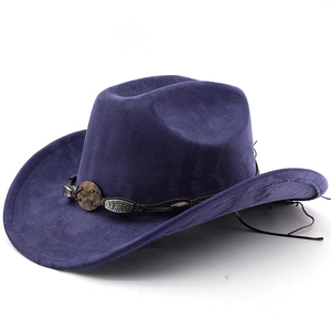 Détail d'un chapeau de cow-boy en daim bleu foncé avec perles argentées et bande tressée