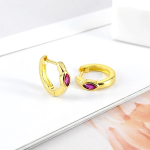 Détail de la boucle d'oreille en argent S925 doré avec pierre de zircon violette marquise