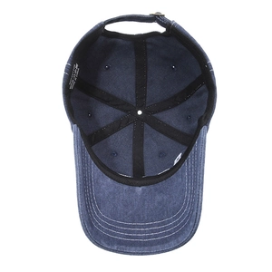 Berretto da baseball in cotone lavato blu scuro con cuciture a contrasto e fibbia in metallo