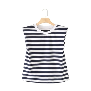 T-shirt senza maniche a righe bianche e nere con girocollo presentata su una gruccia