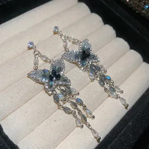 Boucles d'oreilles papillon élégantes avec cristaux bleus et longs glands brillants