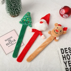 Tre braccialetti natalizi in peluche con Babbo Natale, renna e albero su pelliccia bianca