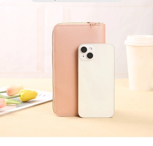 Borsa rosa per cellulare con touch screen e smartphone per mostrare le dimensioni