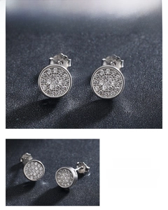 Vue détaillée des boucles d'oreilles rondes en argent S925 avec pavé de zircons cubiques