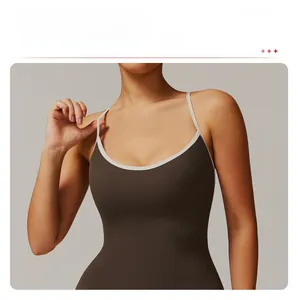 Détail du body de yoga avec dos croisé et bordure contrastée au fini ajusté
