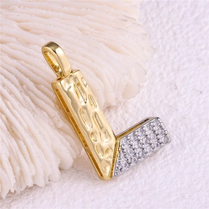 Pendentif lettre L bicolore serti de zircons avec texture dorée martelée chic
