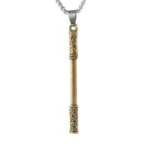 Collier avec pendentif bâton doré vintage pour hommes en acier inoxydable sur fond blanc