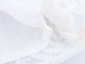 Dettaglio del pizzo bianco premium e della fodera liscia con cuciture pulite e precise