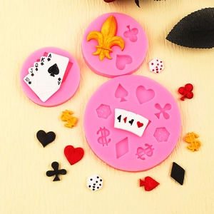 Molde de silicona rosa para fondant con palos de cartas y símbolos de moneda para tartas