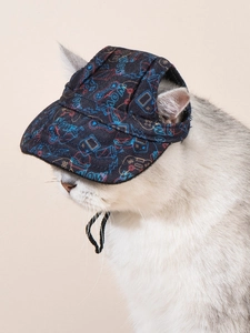 Dettaglio cappellino per cani con cinturino regolabile e fori per le orecchie su un gatto