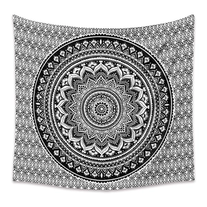 Vue détaillée de la tapisserie mandala noir et blanc avec motifs géométriques symétriques