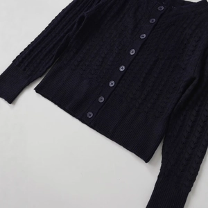Cardigan in maglia a trecce nera da donna con maniche lunghe e chiusura a bottoni rotondi