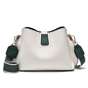 Minimalistische weiße Eimer-Tasche mit grünem Besatz und breitem Schultergurt