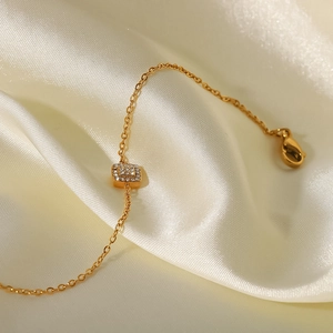Detailansicht eines 18K vergoldeten Armbands mit quadratischem Zirkonia-Anhänger