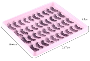 Vue détaillée de 20 paires de faux cils russes dans un plateau de rangement rose de 22,7 cm