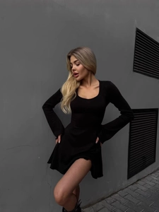 Robe mini moulante noire sexy à col en U avec manches longues et laçage dans le dos
