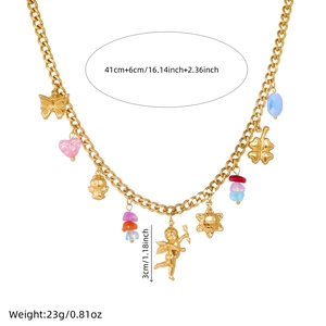 Détails du collier plaqué or avec breloques papillon et ange incluant les dimensions précises