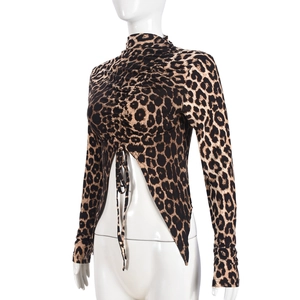 Détail d'un crop top léopard avec cordon de serrage frontal et ourlet asymétrique