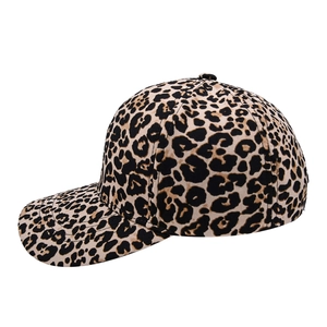 Vue détaillée de la casquette léopard tendance avec visière incurvée et structure à six panneaux