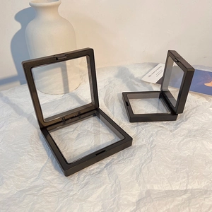 Scatola per gioielli fluttuante nera con pellicola PE per confezioni regalo eleganti e minimali