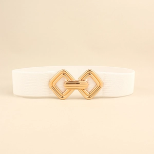 Détail de la ceinture élastique blanche avec boucle géométrique dorée entrelacée