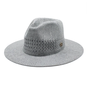 Chapeau Panama gris fait main avec large bord, ruban ajouré et logo métallique doré M